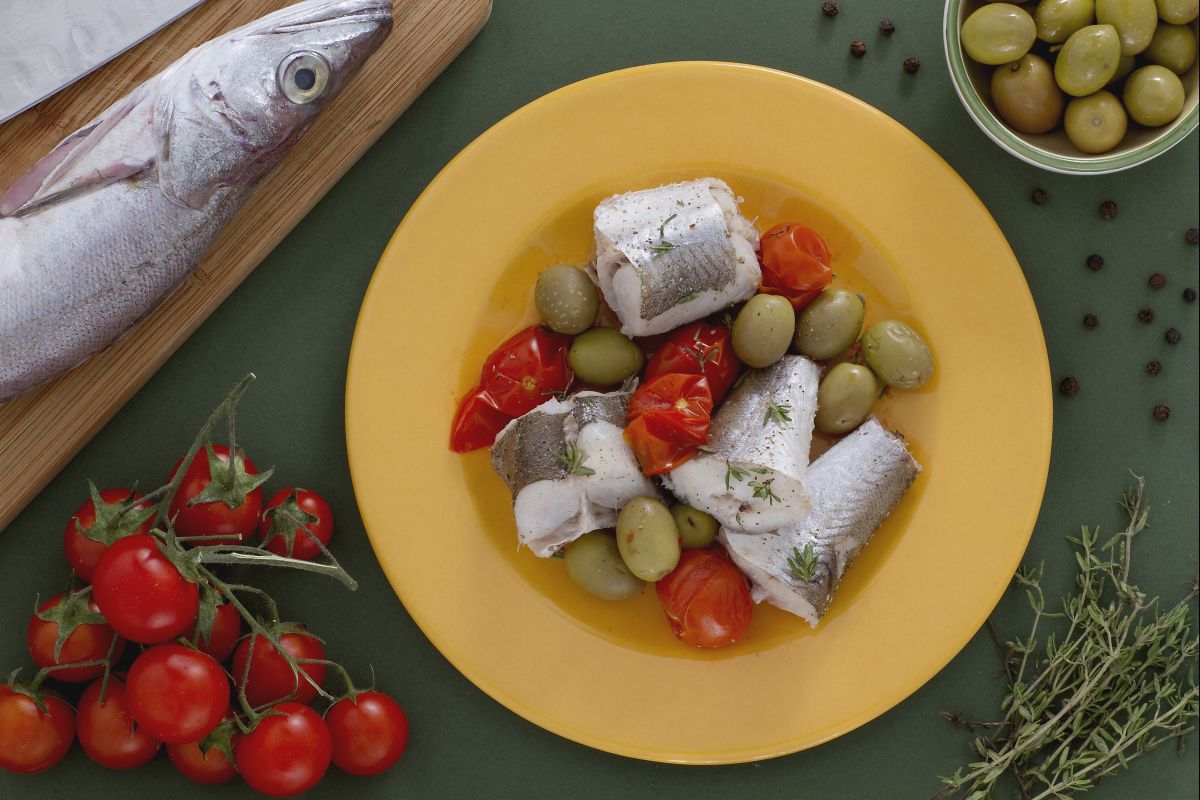 Gedämpfter Kabeljau mit grünen Oliven und Kirschtomaten