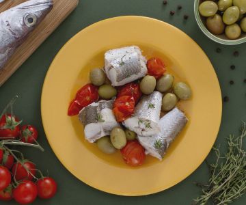 Gedämpfter Kabeljau mit grünen Oliven und Kirschtomaten