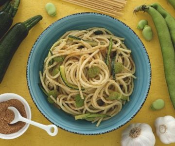 Pasta mit dicken Bohnen, Zucchini und Bottarga