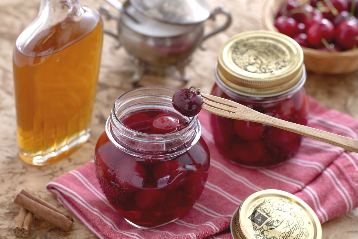 Kirschen in Sirup mit Portwein und Zimt