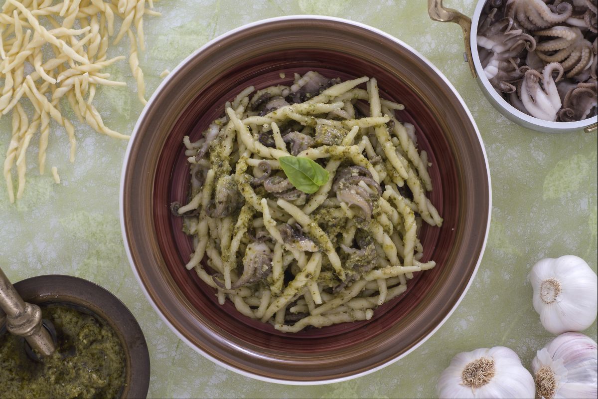 Pasta mit kleinen Tintenfischen und Pesto