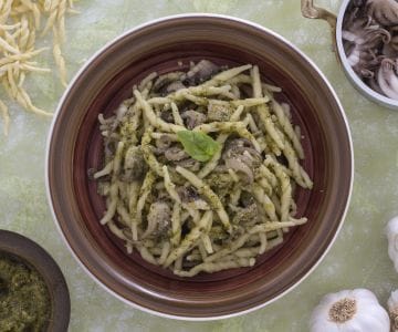 Pasta mit kleinen Tintenfischen und Pesto