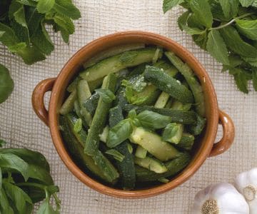 Zucchinisalat mit Minze und Basilikum