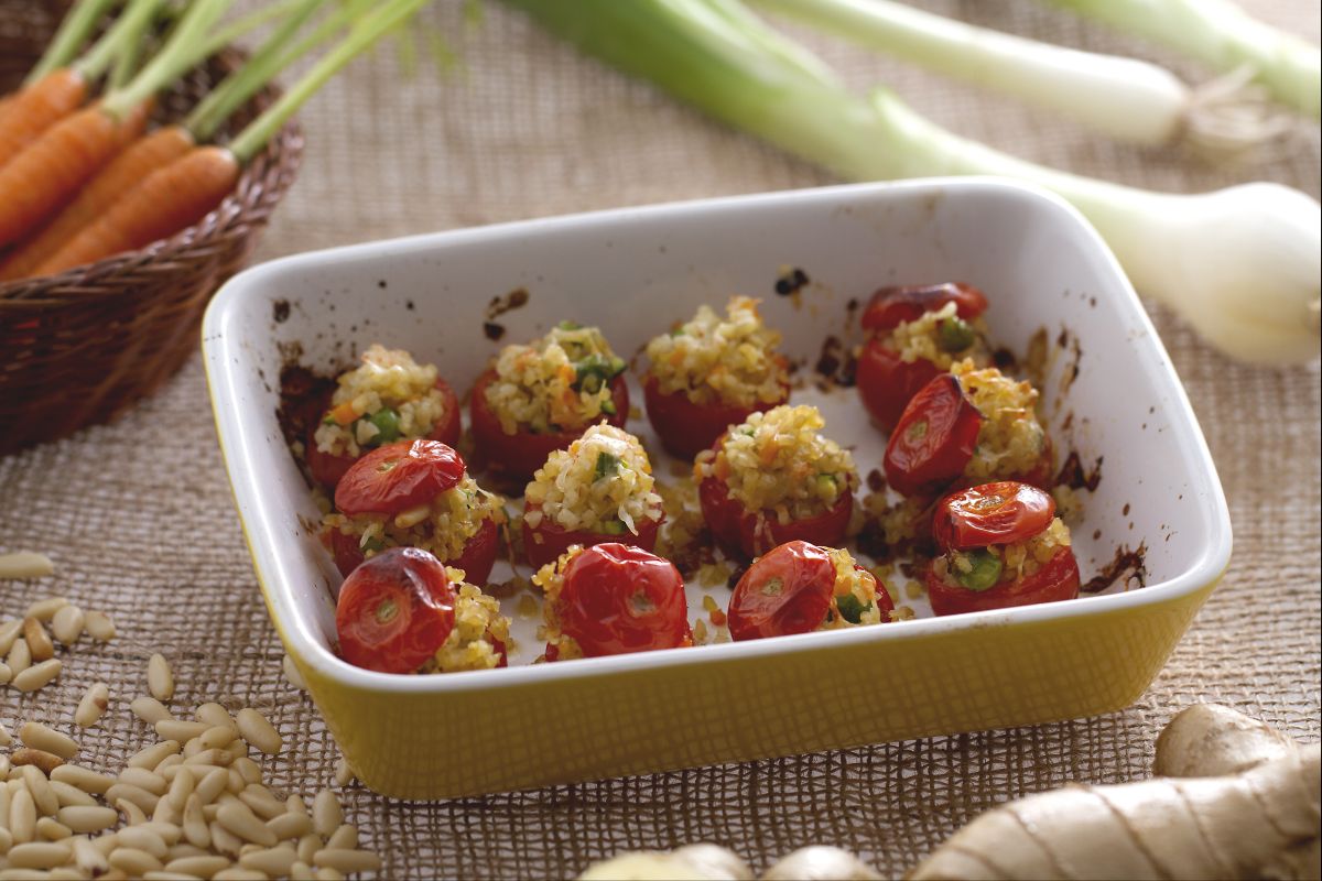 Mit Bulgur gefüllte gratinierte Kirschtomaten