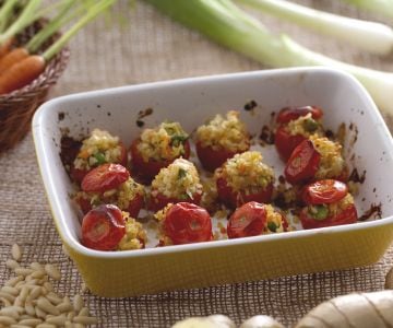 Mit Bulgur gefüllte gratinierte Kirschtomaten