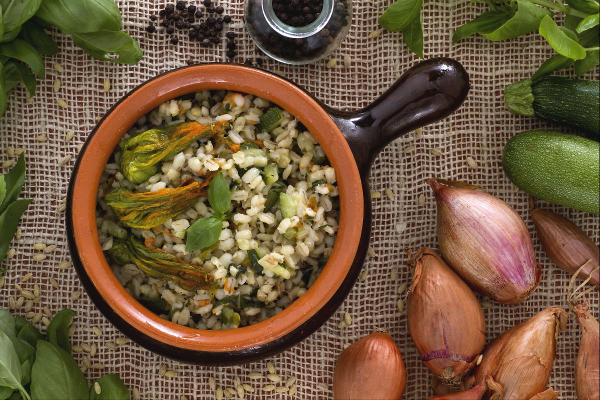 Gerstotto mit Zucchini und Kürbisblüten