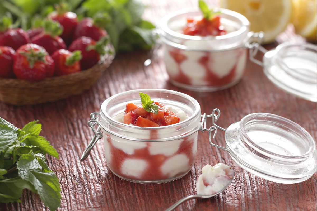 Ricotta- und Erdbeerbecher