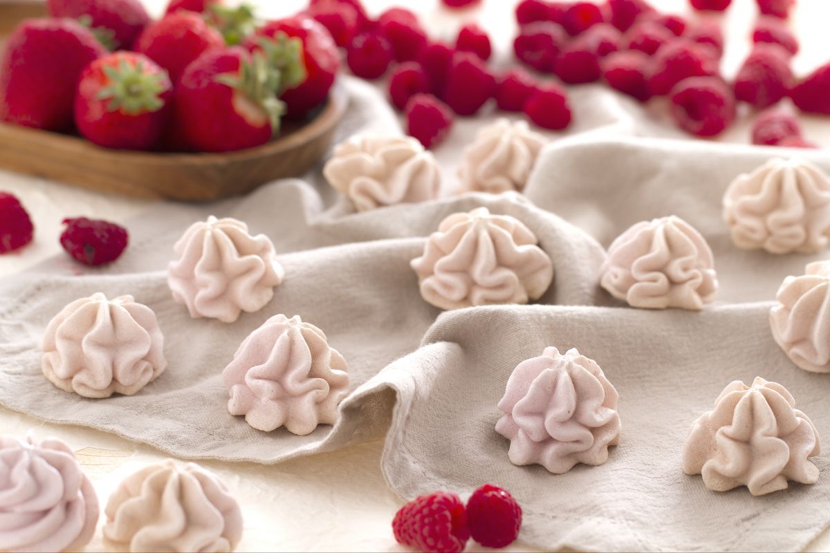 Baiser mit roten Früchten