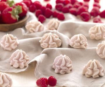 Baiser mit roten Früchten