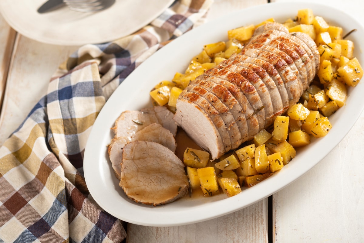 Im Ofen gebratene Kalbsbraten mit Kartoffeln