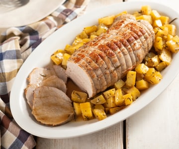 Im Ofen gebratene Kalbsbraten mit Kartoffeln