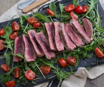Rindfleisch-Tagliata mit Rucola und Kirschtomaten