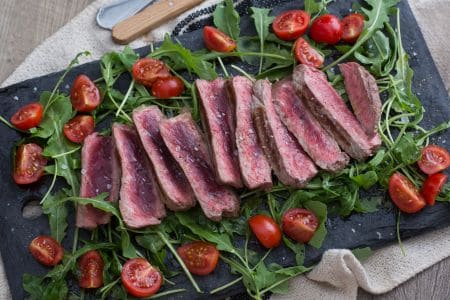 Rindfleisch-Tagliata mit Rucola und Kirschtomaten