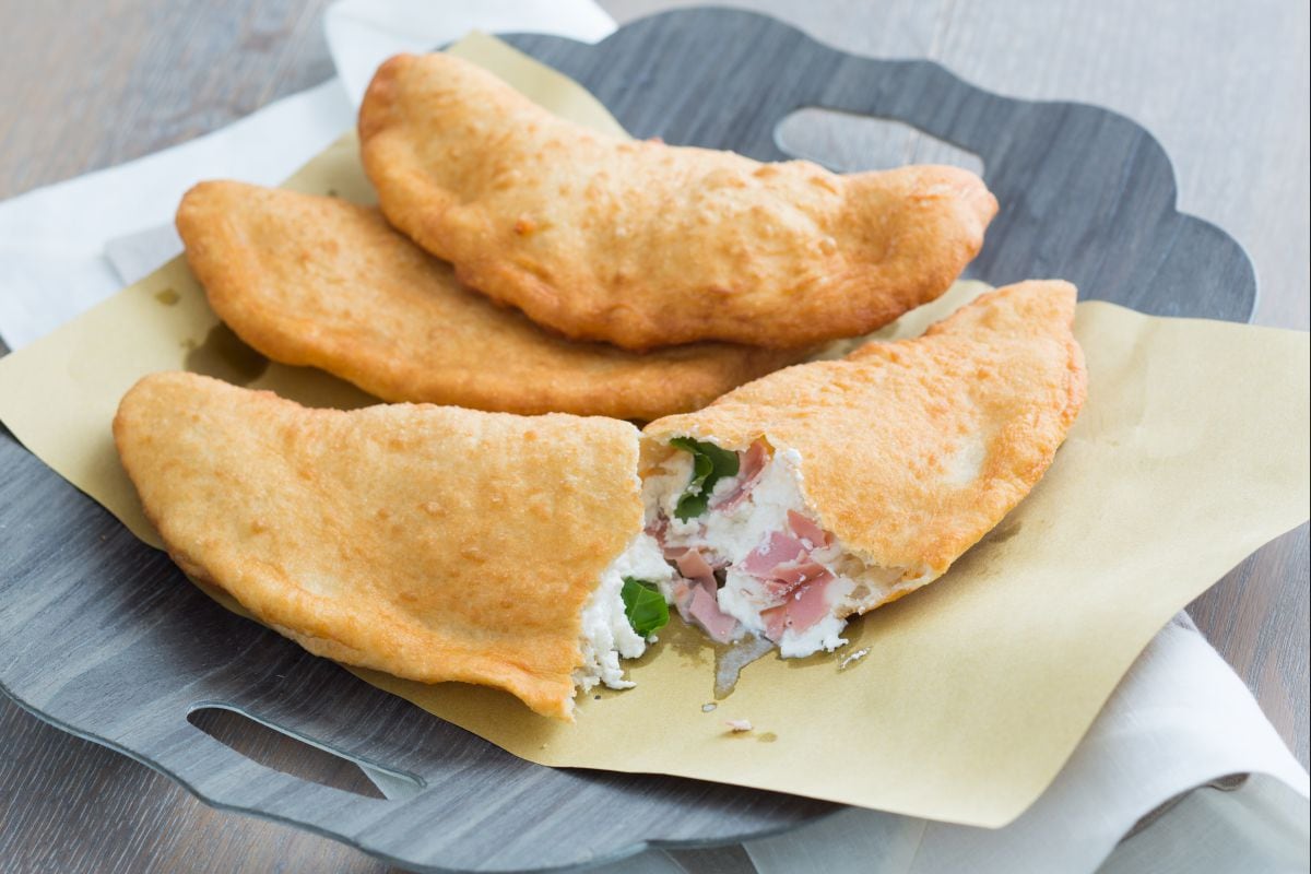 Frittierte Pizza mit Mortadella und Fiordilatte