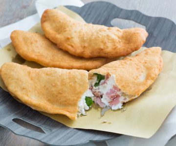 Frittierte Pizza mit Mortadella und Fiordilatte