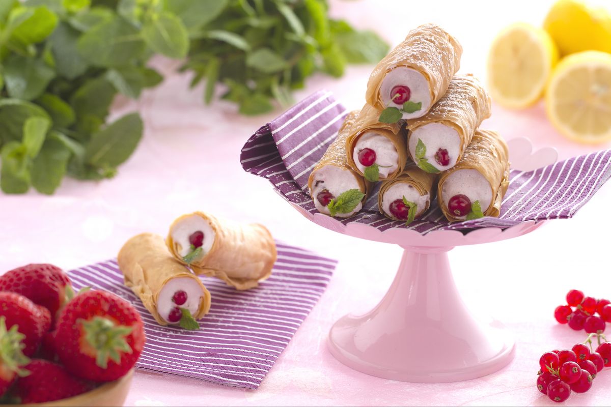 Filo-Teig Cannoli mit Beeren-Meringue