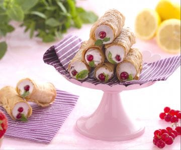 Filo-Teig Cannoli mit Beeren-Meringue
