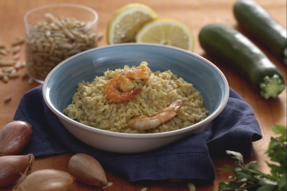 Risotto mit Zucchinipesto, Joghurt und Garnelen