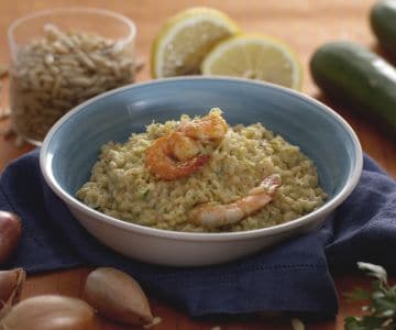 Risotto mit Zucchinipesto, Joghurt und Garnelen