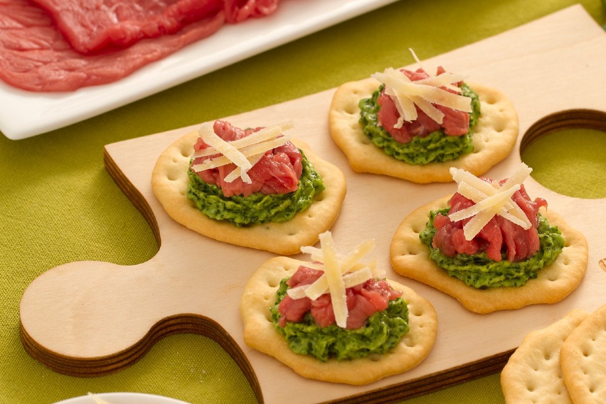 Fladen mit Rindercarpaccio, Rucola und Sbrinz
