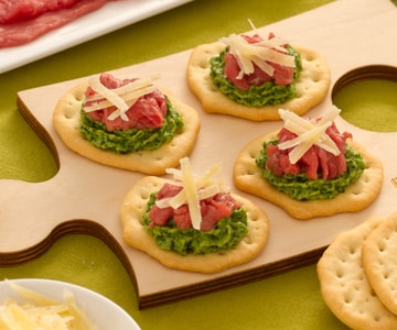 Fladen mit Rindercarpaccio, Rucola und Sbrinz