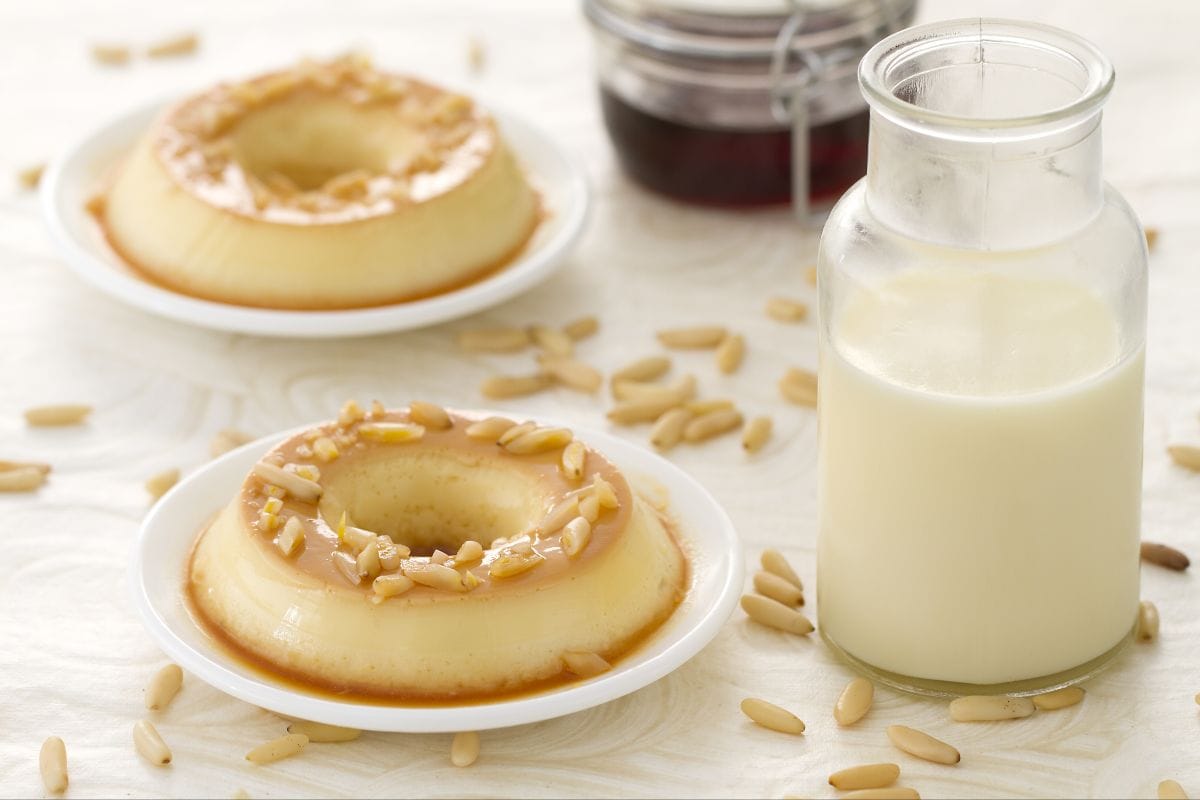 Karamellcreme mit Pinienkernen