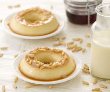 Karamellcreme mit Pinienkernen
