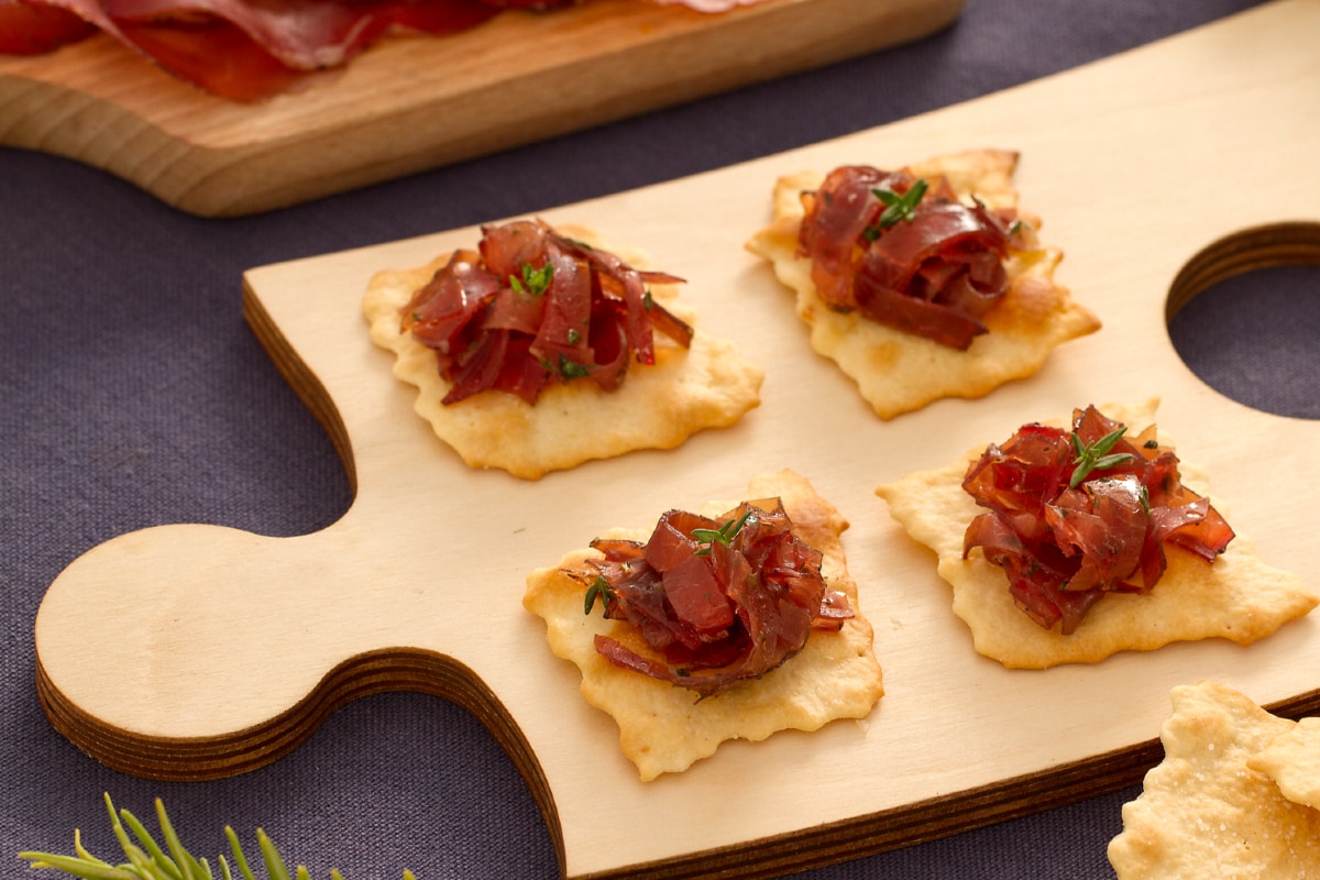 Klassische Blätterteigstücke mit Bresaola in Vinaigrette