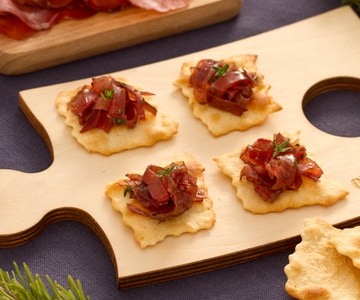 Klassische Blätterteigstücke mit Bresaola in Vinaigrette