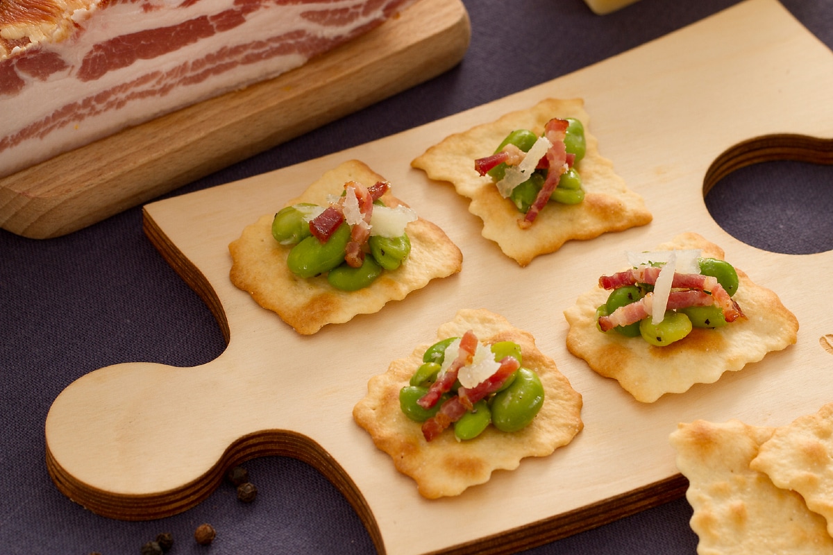 Klassische Blätterteigstücke mit Saubohnen, Speck und Pecorino
