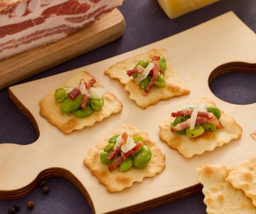 Klassische Blätterteigstücke mit Saubohnen, Speck und Pecorino