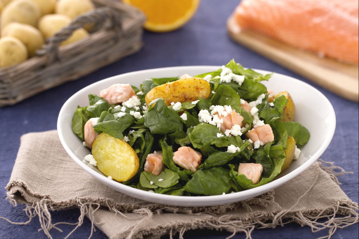 Spinatsalat mit Kartoffeln, Lachs und Feta