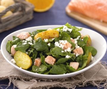 Spinatsalat mit Kartoffeln, Lachs und Feta