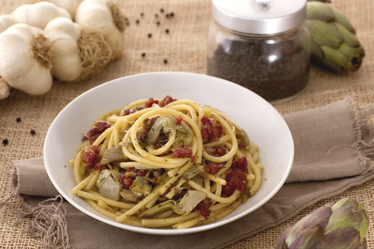 Bucatini mit knusprigem Zampone und Artischocken