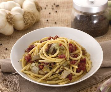 Bucatini mit knusprigem Zampone und Artischocken