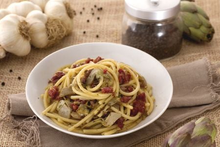 Bucatini mit knusprigem Zampone und Artischocken