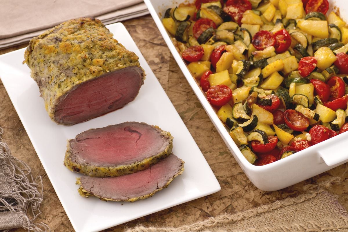 Roastbeef mit Zitrusfrüchten und Blechkartoffeln mit Zucchini und Kirschtomaten