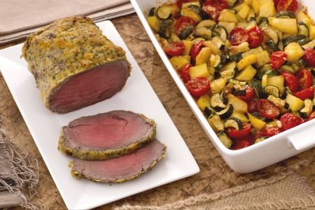 Roastbeef mit Zitrusfrüchten und Blechkartoffeln mit Zucchini und Kirschtomaten