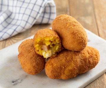 Reisbällchen mit Provola und gekochtem Schinken
