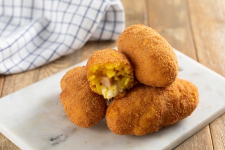 Reisbällchen mit Provola und gekochtem Schinken