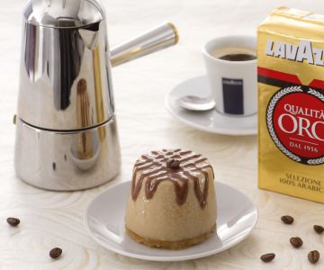 Cremiger Kaffee mit Mandelkeks
