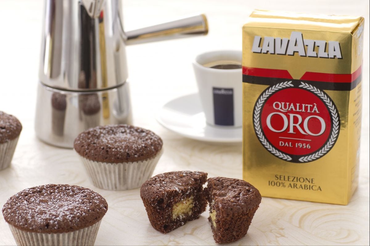 Schokoladen- und Kaffeecupcake mit weißem Kern