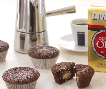 Schokoladen- und Kaffeecupcake mit weißem Kern