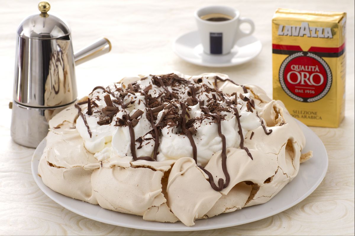 Pavlova mit Kaffee