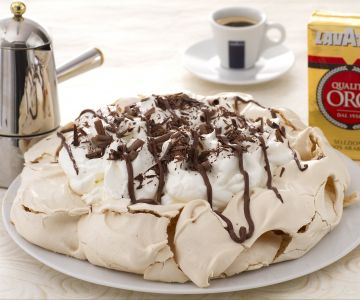 Pavlova mit Kaffee
