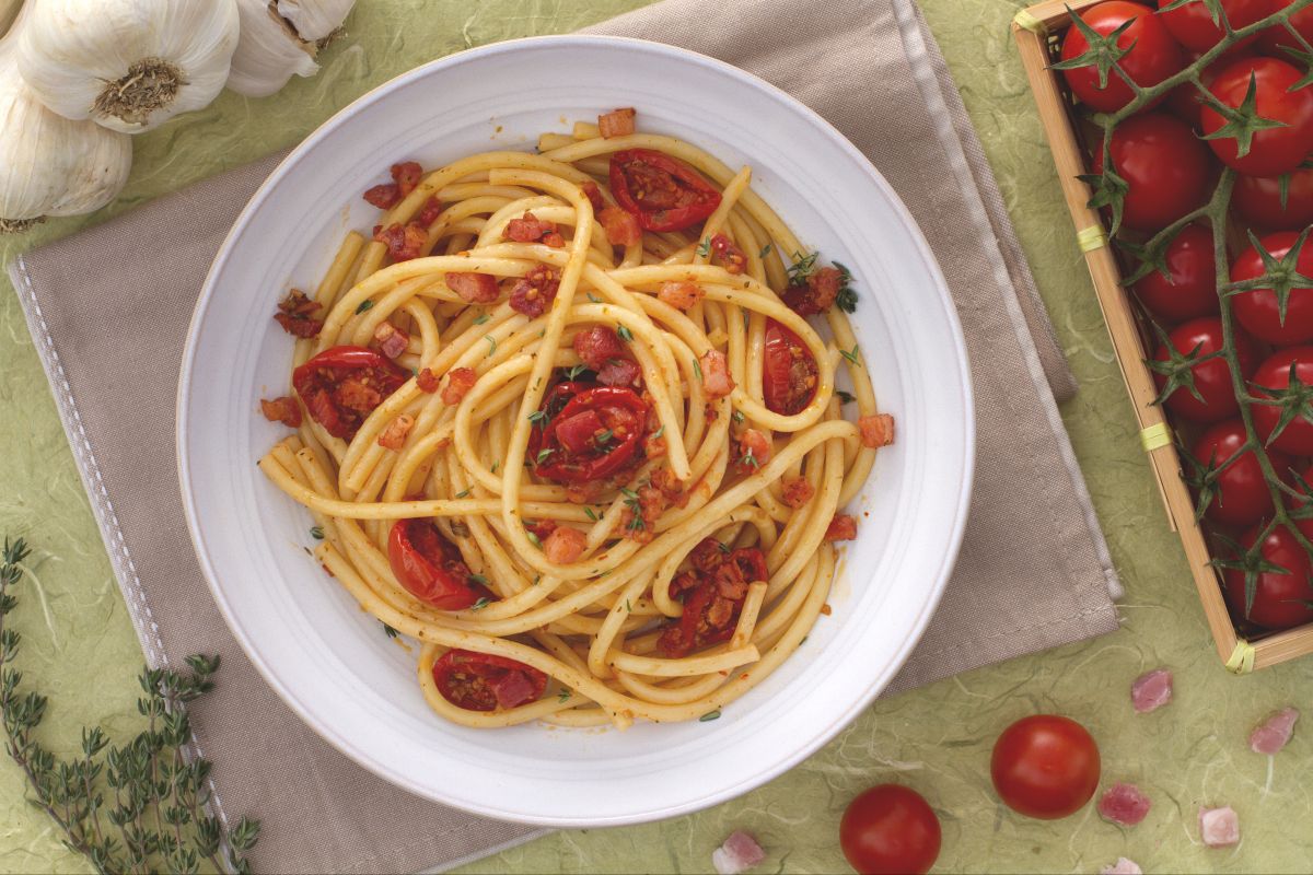 Bucatini mit konfierten Kirschtomaten und Speckwürfeln