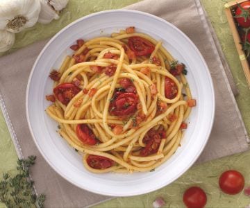 Bucatini mit konfierten Kirschtomaten und Speckwürfeln