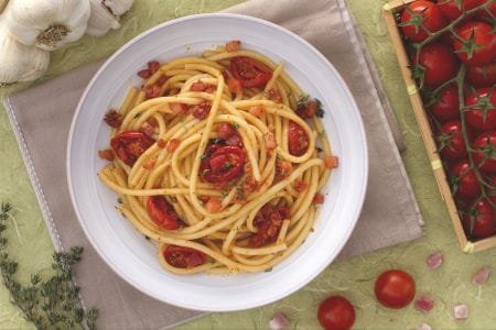 Bucatini mit konfierten Kirschtomaten und Speckwürfeln