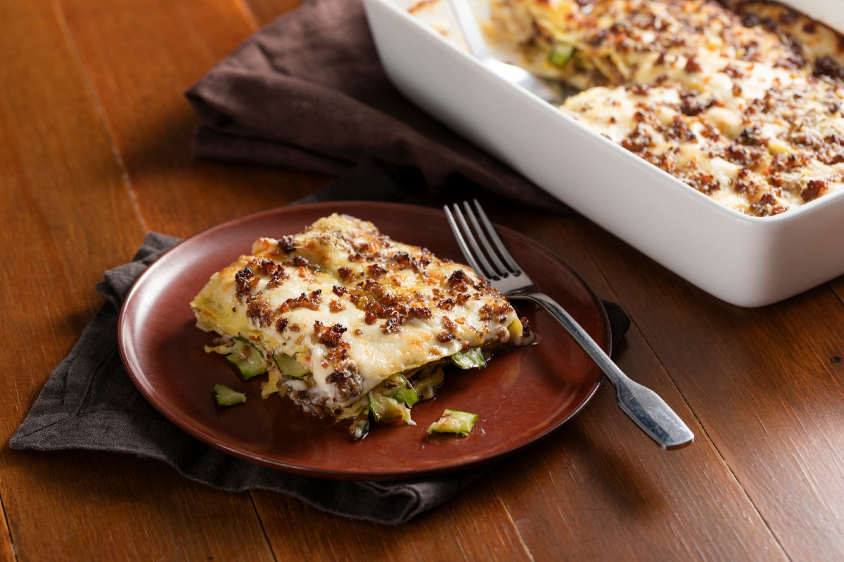 Lasagne mit weißem Ragù und Zucchini