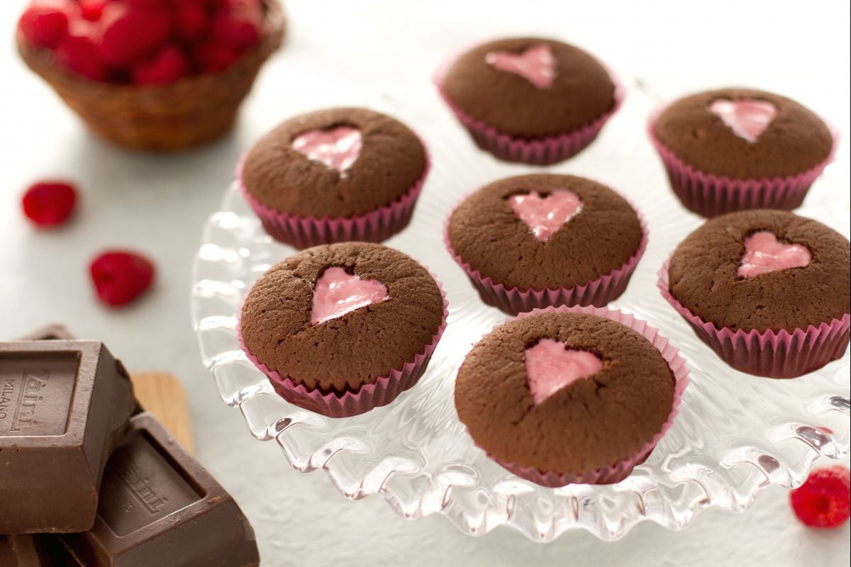 Schokoladen-Cupcake mit rosa Herz